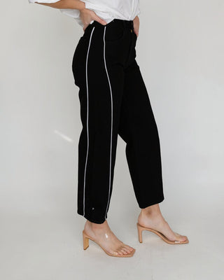 Nicolete Barrel Jean Twist - Black