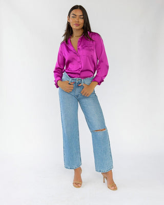 JO+CO Amari Midrise Skater Denim jeans in light wash with a knee slit and relaxed fit. Model is 5'8" wearing size 25.